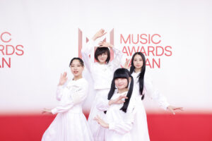 新しい学校のリーダーズ「MUSIC AWARDS JAPAN 2026」レッドカーペットに12