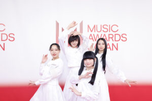 新しい学校のリーダーズ「MUSIC AWARDS JAPAN 2026」レッドカーペットに13