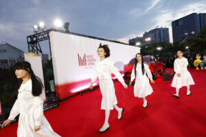 新しい学校のリーダーズ「MUSIC AWARDS JAPAN 2026」レッドカーペットに17