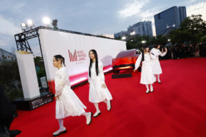 新しい学校のリーダーズ「MUSIC AWARDS JAPAN 2026」レッドカーペットに19