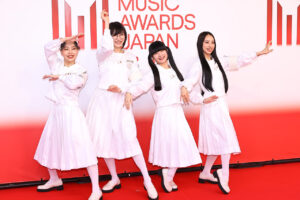 新しい学校のリーダーズ「MUSIC AWARDS JAPAN 2026」レッドカーペットに4
