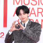 中島健人「MUSIC AWARDS JAPAN 2026」レッドカーペットにトップバッターでハート作る