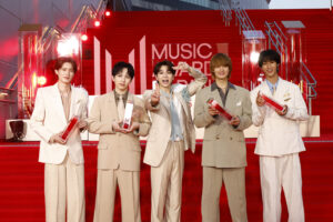 M!LK「MUSIC AWARDS JAPAN 2026」レッドカーペットで『好きすぎて滅!』29