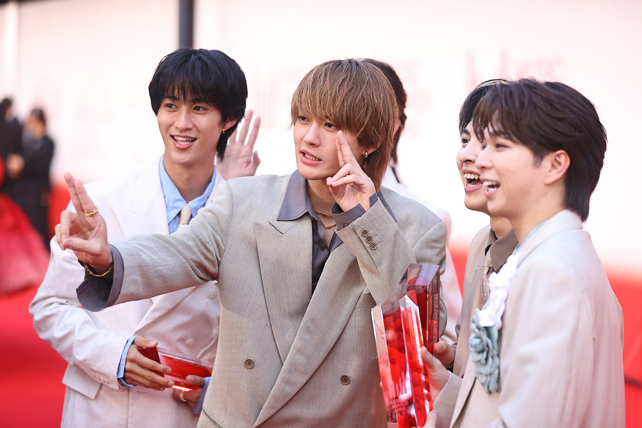 M!LK「MUSIC AWARDS JAPAN 2026」レッドカーペットで『好きすぎて滅!』10