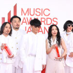 サカナクション「MUSIC AWARDS JAPAN 2026」レッドカーペットに白衣装で