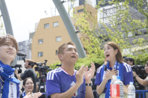 JI BLUE白岩瑠姫・西洸人 渋谷でサッカー日本代表戦パブリックビューイング!勝利に大歓声3