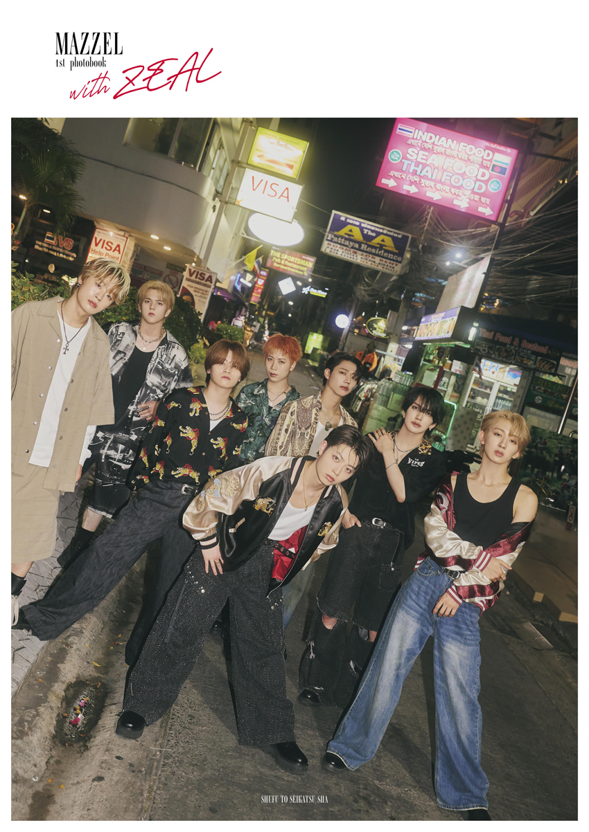 TAKUTOとHAYATOの振り返りショットも!『MAZZEL 1st photobook with ZEAL』第二弾中面先行カット2