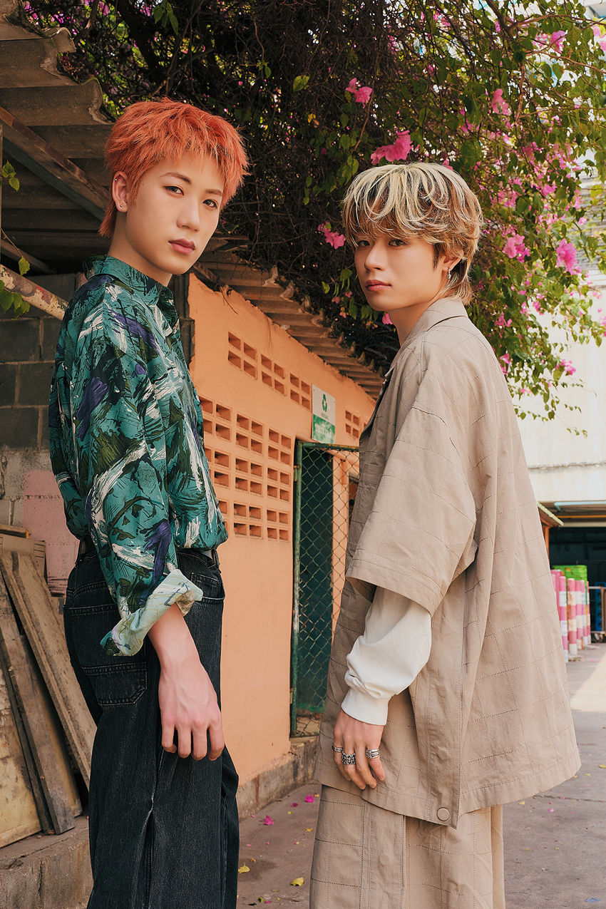 TAKUTOとHAYATOの振り返りショットも!『MAZZEL 1st photobook with ZEAL』第二弾中面先行カット4