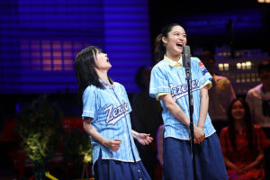 『成瀬は天下を取りにいく』ゲネプロ！山下美月さまざま衣装やけん玉、セット、劇伴など4