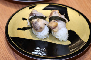くら寿司『無添蔵 新宿店』内覧!北海道&福井の朝〆“新幹線魚”とお茶メニューで新鮮味2