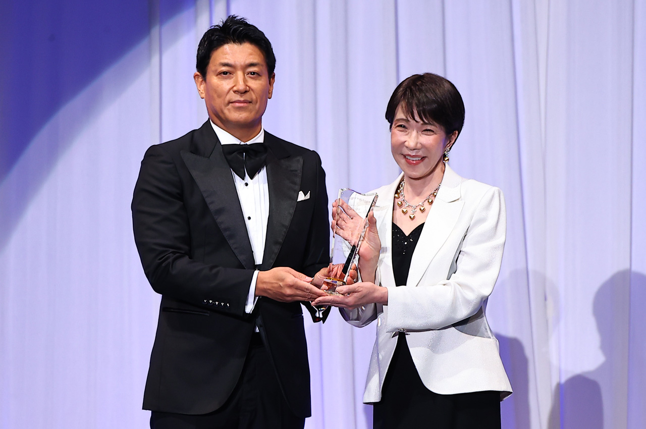 高市早苗総理『第37回 日本 ジュエリー ベスト ドレッサー賞』授賞式で特別賞受賞5