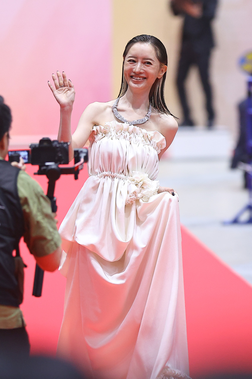 松本まりか1億5000万円ジュエリー姿!「ジュエリー ベスト ドレッサー賞」レカペでハート作る2