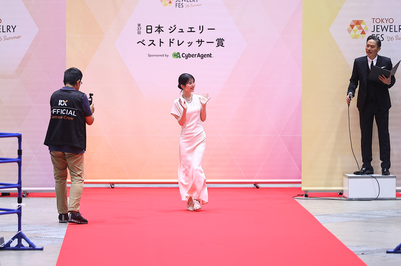 浜辺美波 白いドレスで『日本 ジュエリー ベスト ドレッサー賞』レッドカーペットに1