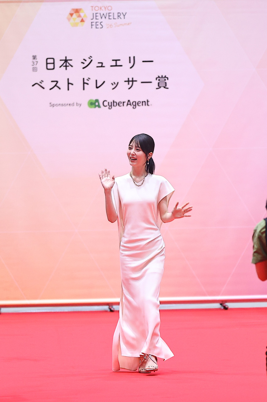浜辺美波 白いドレスで『日本 ジュエリー ベスト ドレッサー賞』レッドカーペットに2