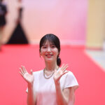 浜辺美波 白いドレスで『日本 ジュエリー ベスト ドレッサー賞』レッドカーペットに
