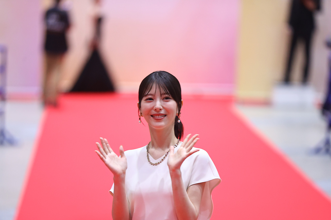 浜辺美波 白いドレスで『日本 ジュエリー ベスト ドレッサー賞』レッドカーペットに4