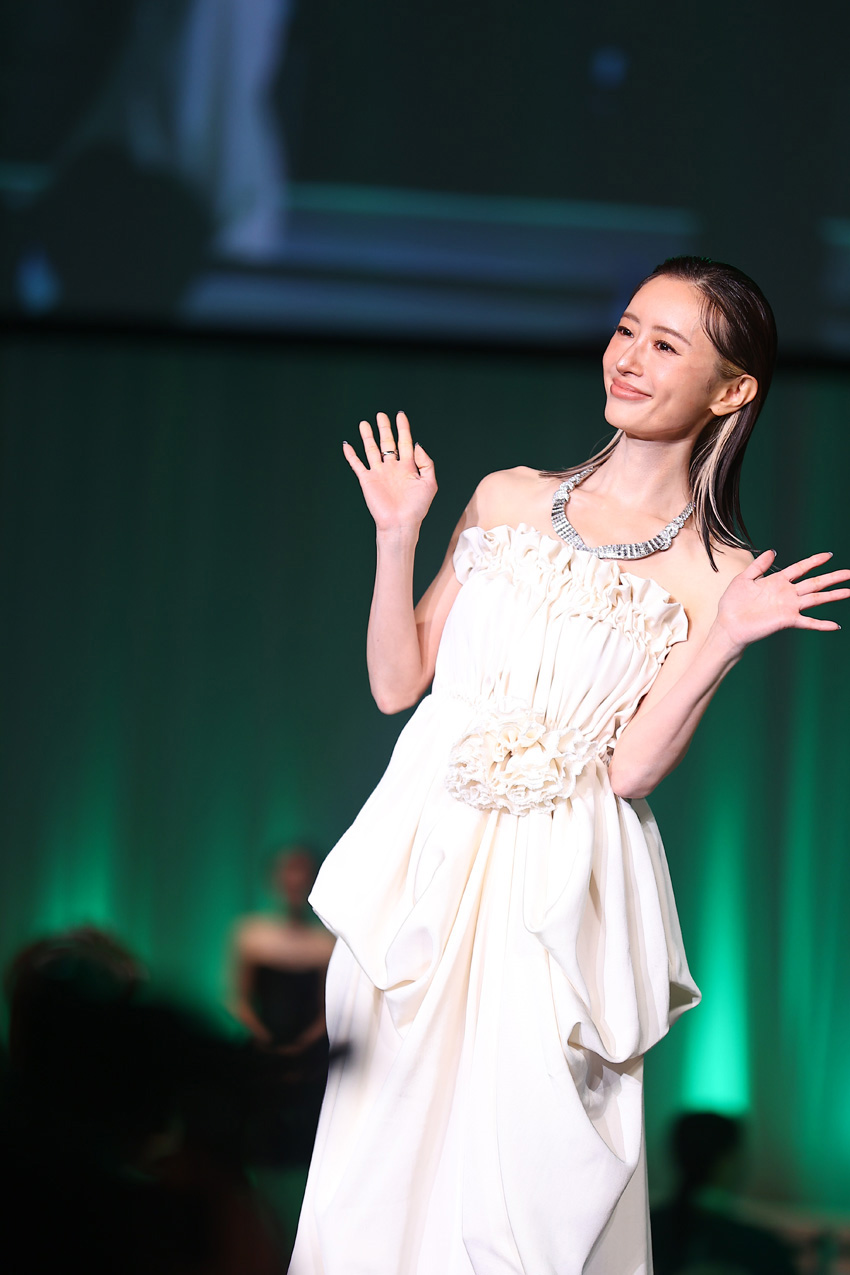 松本まりか 自ら写真加工お願い!?で報道陣和気あいあい!「ジュエリー ベスト ドレッサー賞」スピーチロング7