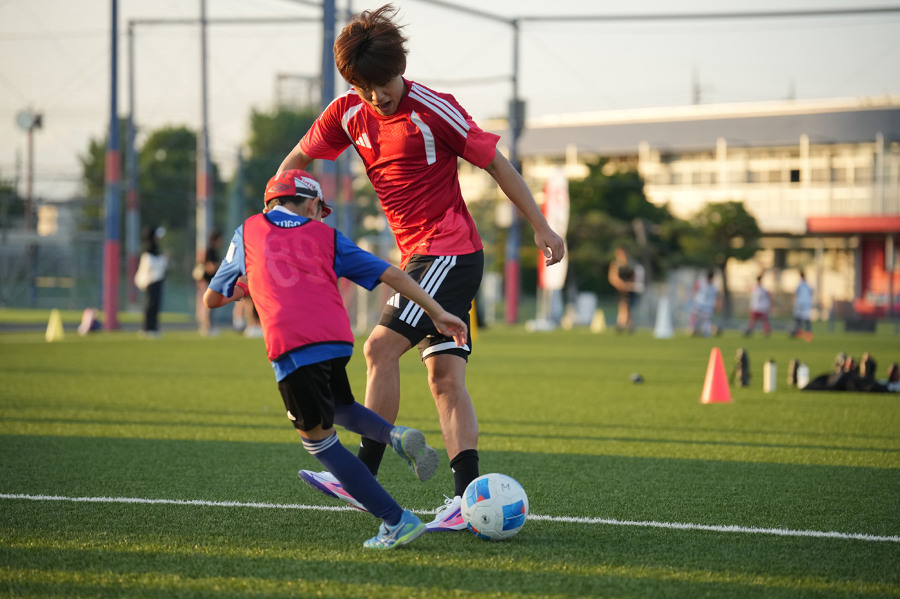 『久保建英 JAL Special Soccer Lesson 2026』FC 東京 小平グラウンドで86人前に開催17