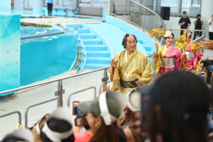 松平健 小さい子どもたちが「知っててくれて本当に嬉しかった」と感激!「マツケンまみれまみれ島」来島1
