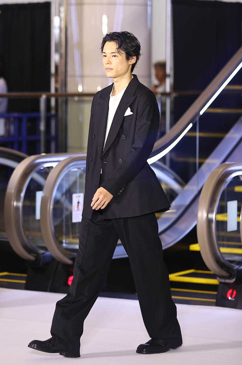 松村北斗 手の羽そっと持って“ペイッ”と!『白鳥とコウモリ』原作者・東野圭吾さんへ思い込めたスピーチ1