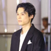 松村北斗 髪をアップで手の羽そっと持って“ペイッ”と！『白鳥とコウモリ』原作者・東野圭吾さんへ思い込めたスピーチ