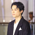 松村北斗 髪をアップで手の羽そっと持って“ペイッ”と！『白鳥とコウモリ』原作者・東野圭吾さんへ思い込めたスピーチ