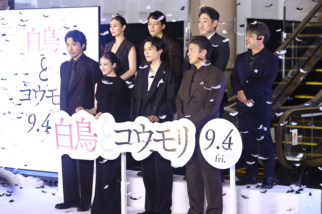 松村北斗 手の羽そっと持って“ペイッ”と!『白鳥とコウモリ』原作者・東野圭吾さんへ思い込めたスピーチ3