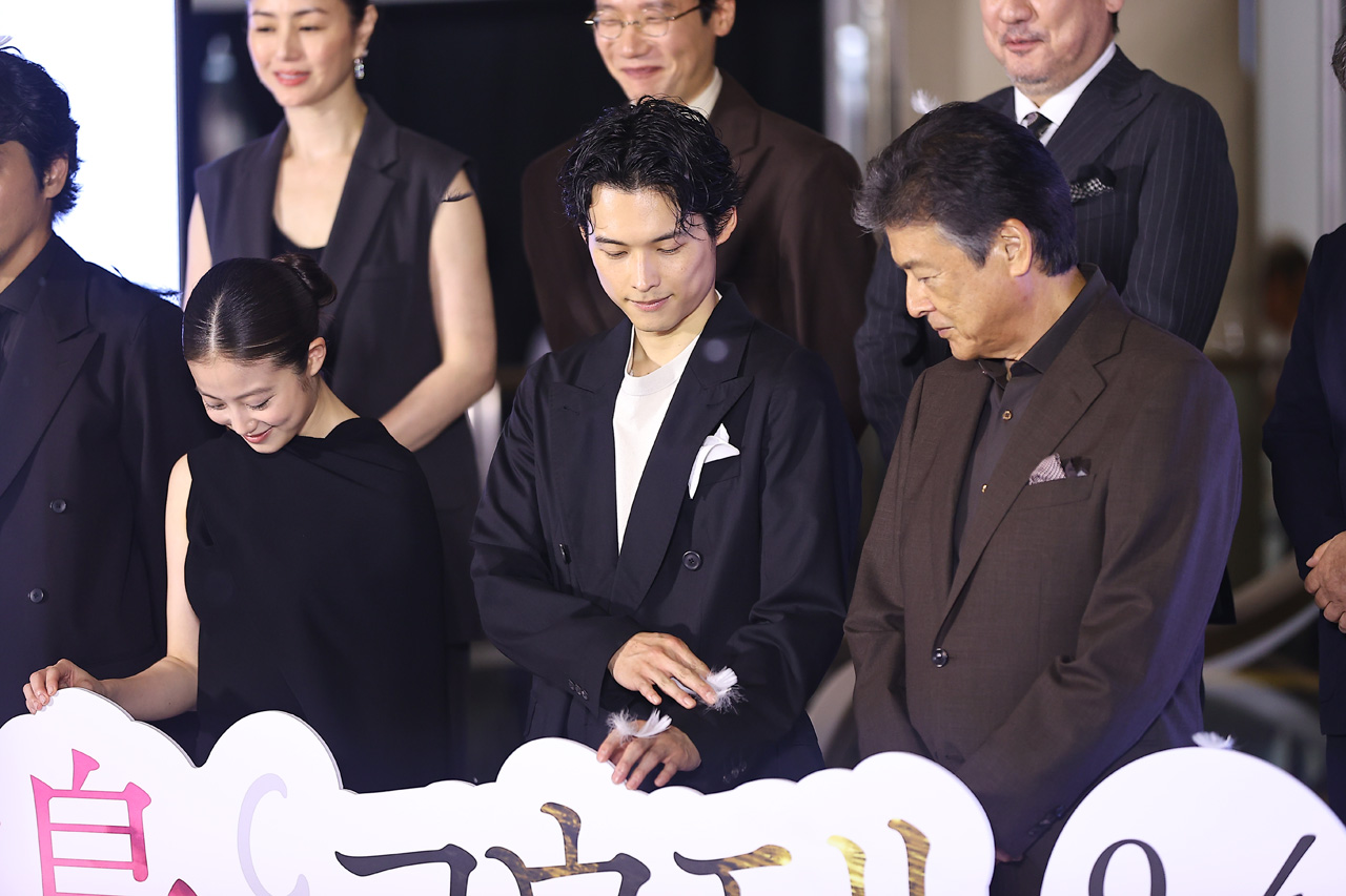 松村北斗 手の羽そっと持って“ペイッ”と!『白鳥とコウモリ』原作者・東野圭吾さんへ思い込めたスピーチ4