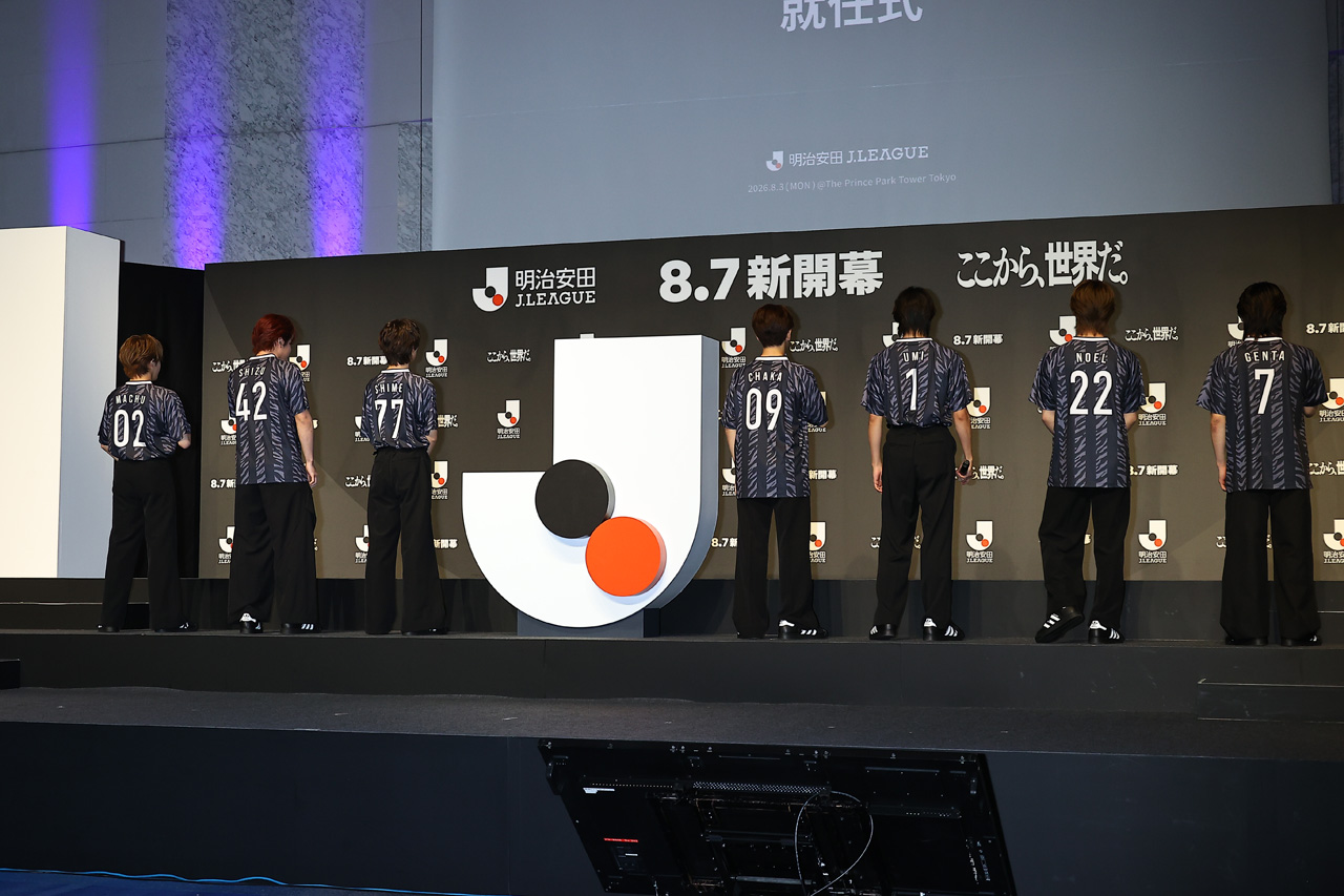 Travis JapanがJリーグ『2026/27シーズン』スペシャルアンバサダーに!特大名刺プレゼント1