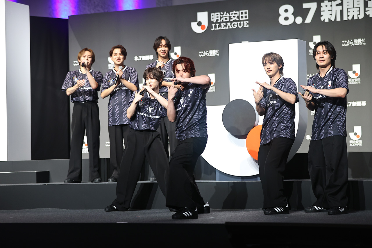 Travis JapanがJリーグ『2026/27シーズン』スペシャルアンバサダーに!特大名刺プレゼント2