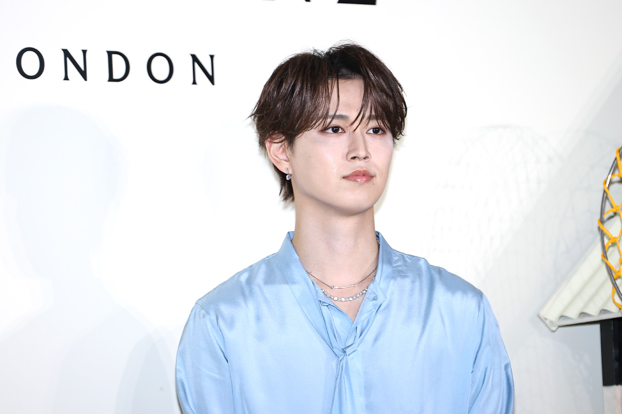 白岩瑠姫「JO MALONE LONDON」来場で「全部可愛くて」とニッコリ!青コーデで2