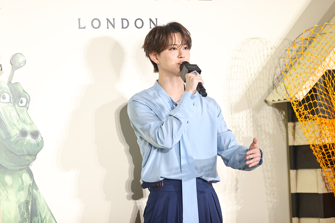 白岩瑠姫「JO MALONE LONDON」来場で「全部可愛くて」とニッコリ!青コーデで4