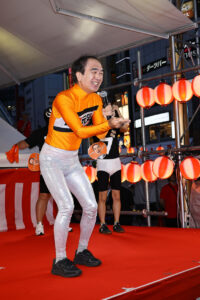 江頭2:50渋谷109前で大暴れでギャラリー騒然!「第7回 渋谷盆踊り」で明治とコラボでプロフェッショナルぶり発揮4