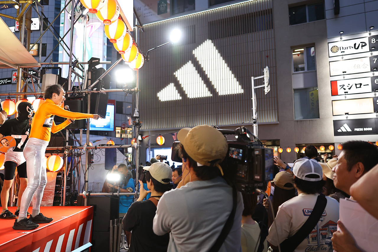 江頭2:50渋谷109前で大暴れでギャラリー騒然!「第7回 渋谷盆踊り」で明治とコラボでプロフェッショナルぶり発揮10