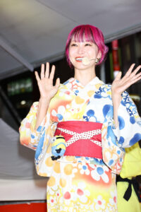 LiSA渋谷109前の『第7回 渋谷盆踊り』に浴衣姿で！“ミニオンズ”『ミニおんど』生パフォーマンス1