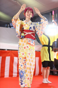 LiSA渋谷109前の『第7回 渋谷盆踊り』に浴衣姿で！“ミニオンズ”『ミニおんど』生パフォーマンス3