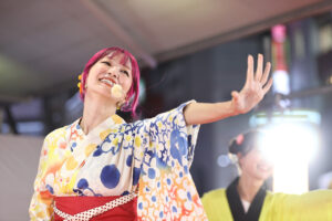 LiSA渋谷109前の『第7回 渋谷盆踊り』に浴衣姿で！“ミニオンズ”『ミニおんど』生パフォーマンス5