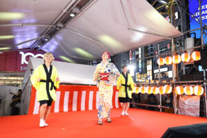 LiSA渋谷109前の『第7回 渋谷盆踊り』に浴衣姿で！“ミニオンズ”『ミニおんど』生パフォーマンス6