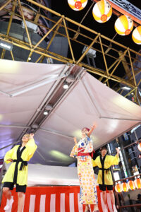 LiSA渋谷109前の『第7回 渋谷盆踊り』に浴衣姿で！“ミニオンズ”『ミニおんど』生パフォーマンス7