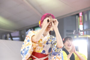 LiSA渋谷109前の『第7回 渋谷盆踊り』に浴衣姿で！“ミニオンズ”『ミニおんど』生パフォーマンス10