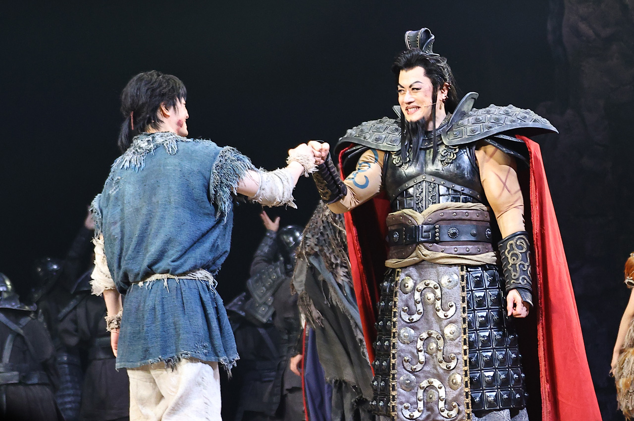 山口祐一郎 舞台『キングダムⅡ』の存在感!三浦宏規と高野洸語る王騎将軍の凄まじさ20