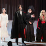道枝駿佑ドラキュラ姿で久保史緒里と並び立つシーンや深田竜生も女装姿！『歌劇な潜入捜査官』新カット