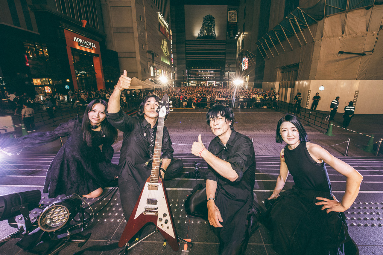 THE SPELLBOUND×BOOM BOOM SATELLITES歌舞伎町でフリーライブに3000人!会場の興奮最高潮1