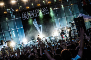 THE SPELLBOUND×BOOM BOOM SATELLITES歌舞伎町でフリーライブに3000人!会場の興奮最高潮4