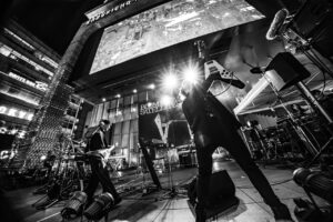 THE SPELLBOUND×BOOM BOOM SATELLITES歌舞伎町でフリーライブに3000人!会場の興奮最高潮5