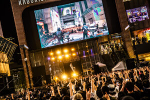 THE SPELLBOUND×BOOM BOOM SATELLITES歌舞伎町でフリーライブに3000人!会場の興奮最高潮6