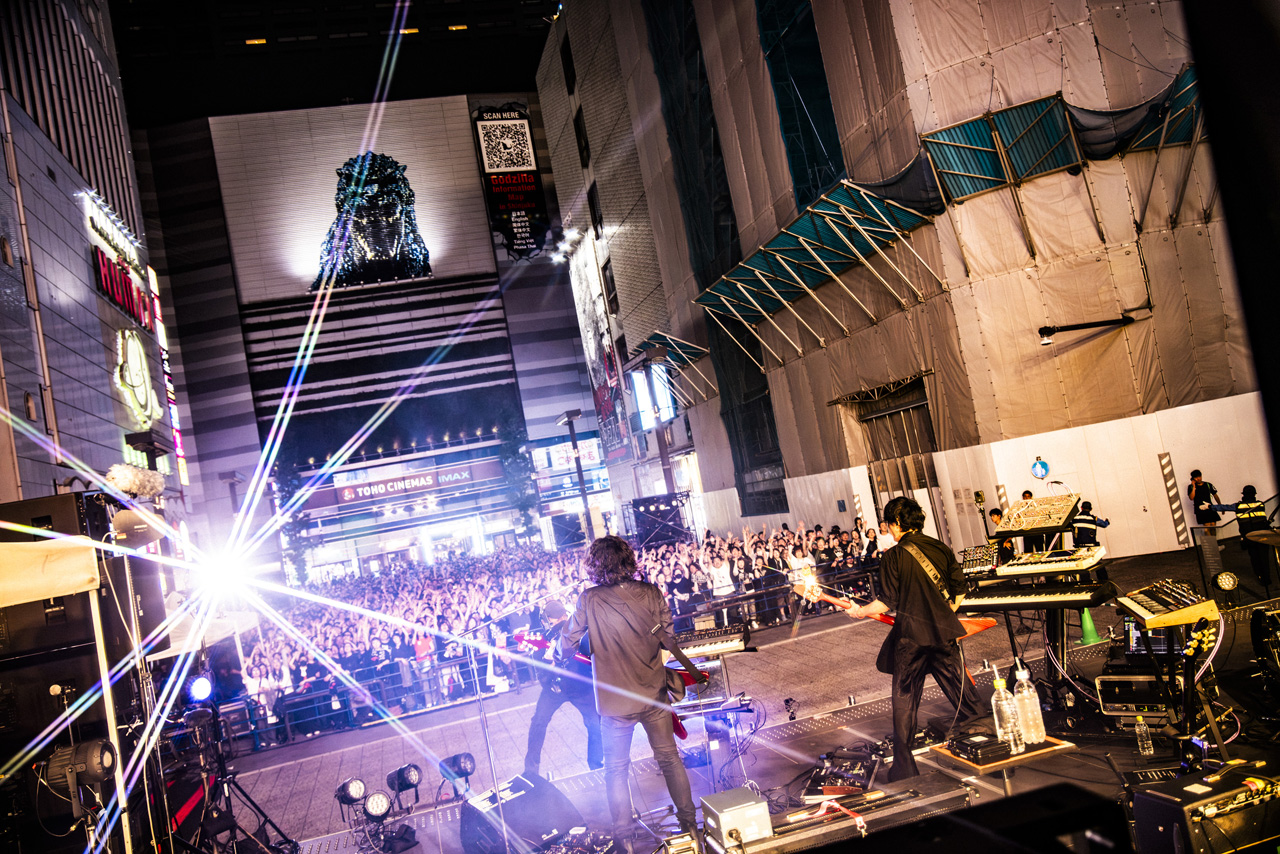 THE SPELLBOUND×BOOM BOOM SATELLITES歌舞伎町でフリーライブに3000人!会場の興奮最高潮8