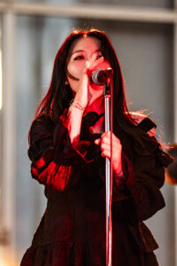 THE SPELLBOUND×BOOM BOOM SATELLITES歌舞伎町でフリーライブに3000人!会場の興奮最高潮9