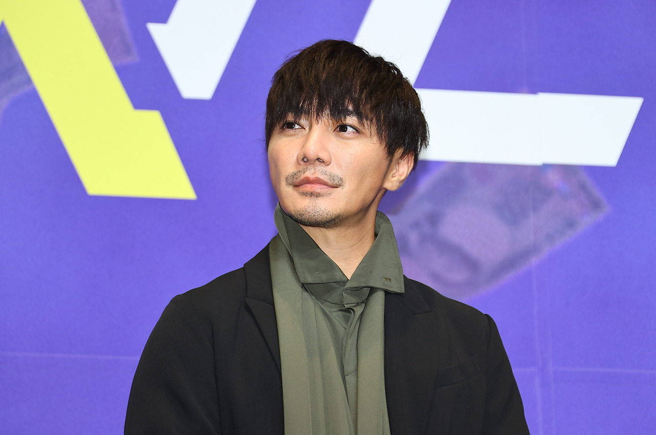 成宮寛貴 ぎっくり腰ながらも10キロ以上を持って走る役者魂!『藁にもすがる獣たち』完成披露4