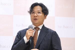 朝比奈彩ルクア大阪OPの「tu-hacci」1日店長に！洋服着こなしに自信増した“脚”の理由とは1